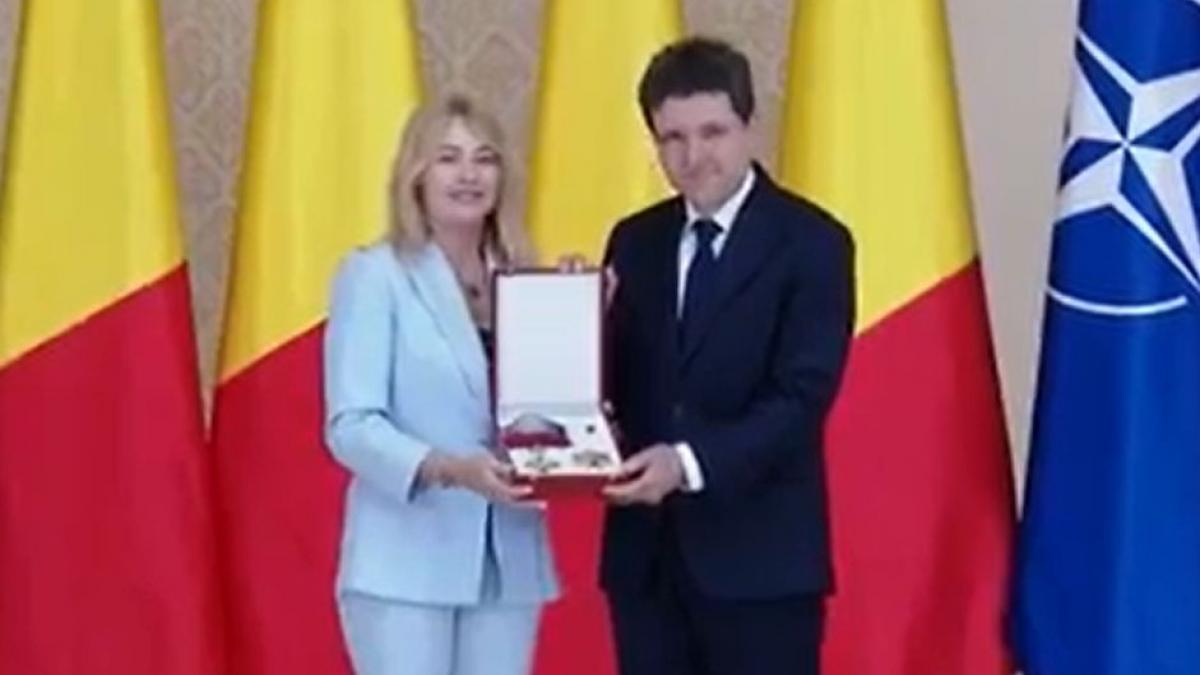 Nicușor Dan, la ceremonia de decorare a Nadiei Comăneci: "Vă felicit pentru că nu ați fost copleșită de glorie..." 2 Nicusar Dan la ceremonia de decorare a Nadiei Comaneci Va felicit pentru ca nu ati fost coplesita de glorie1780137739