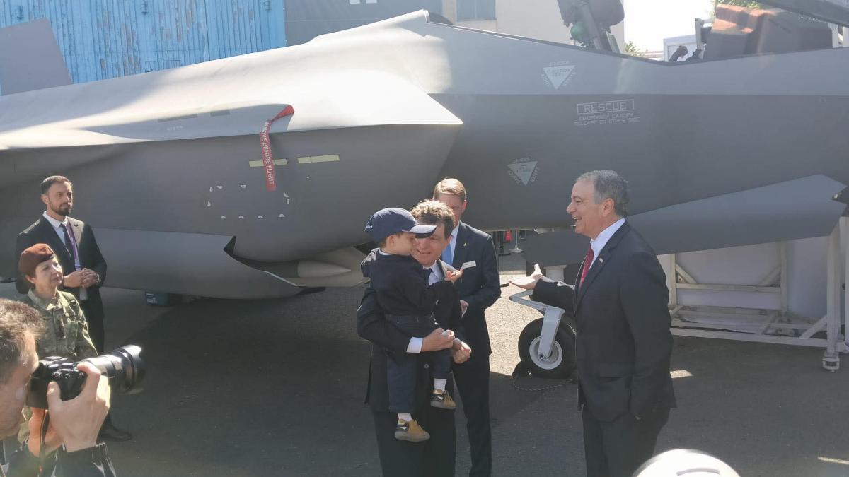 Nicusor Dan a venit cu fiul sau la expozitia internationala de tehnologii militare BSDA 20261778831744