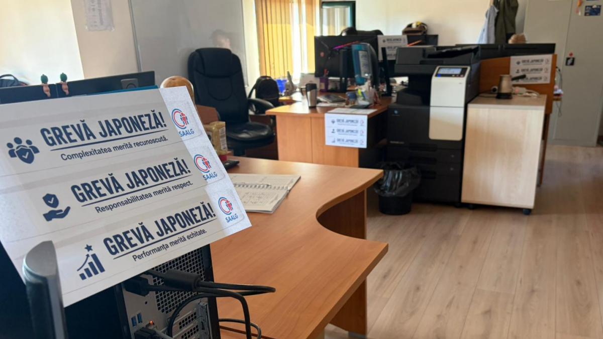 Sindicaliștii din Guvern au declanșat greva japoneză. Cer demisia sau demiterea Oanei Gheorghiu și a... 4 Sindicalistii din Guvern au declansat greva japoneza Cer demisia sau demiterea Oanei Gheorghiu si a1779088248