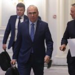 Surse Pentru voturile la motiunea de cenzura s ar fi promis printre altele posturi de consul sau la1777924788