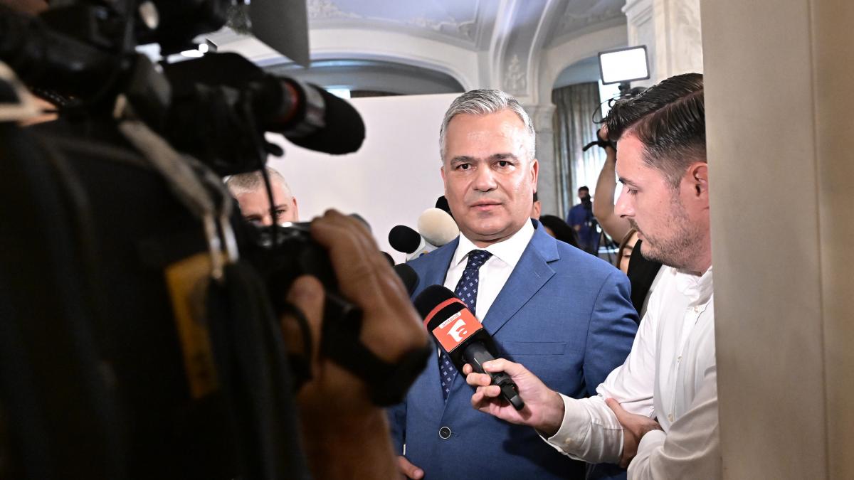 Adrian Veștea prezintă lista miniștrilor și programul de guvernare în Parlament. Ultimele estimări: de... 3 Adrian Vestea prezinta lista ministroilor si programul de guvernare in Parlament Ultimele estimari de1781680445