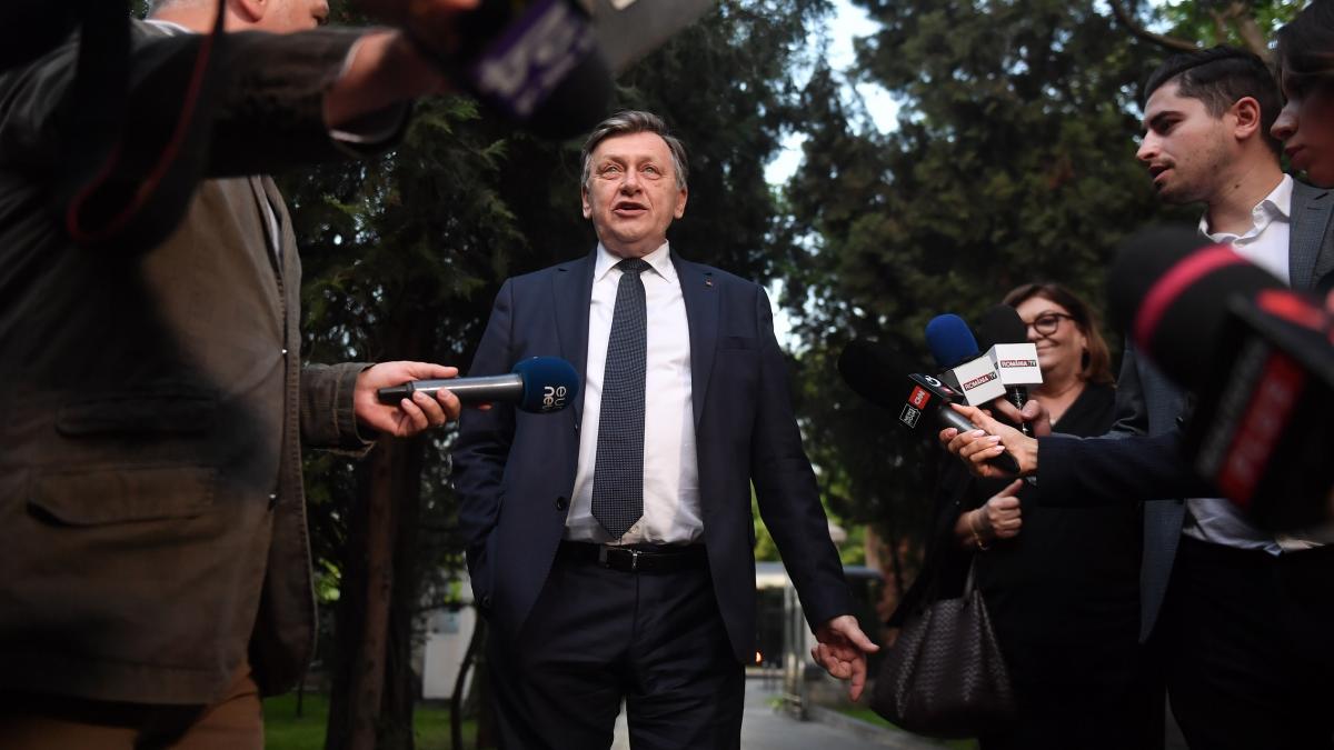 Crin Antonescu, despre conflictul dintre Bolojan și Ilie Nicușor: Acest război se desfășoară pe un câmp... 2 Crin Antonescu despre conflictul dintre Bolojan si Ilie Nicusor Acest razboi se desfasoara pe un camp1781470635