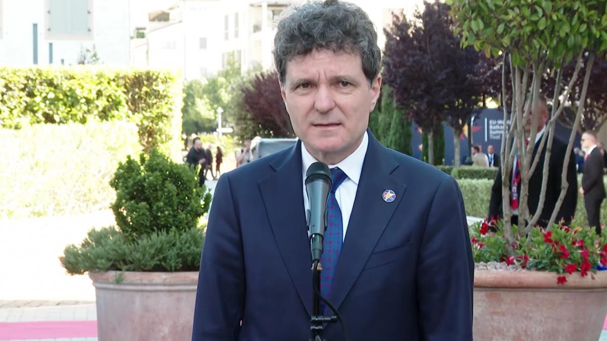 Nicuşor Dan a adus o coroană de flori la monumentul închinat memoriei victimelor Mineriadei din 1990. 2 Nicusor Dan a adus o coroana de flori la monumentul inchinat memoriei victimelor Mineriadei din 19901781336543