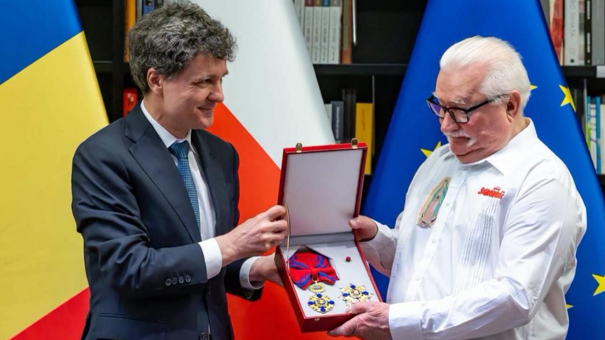 Nicusor Dan i a conferit fostului presedinte al Poloniei Lech Walesa Ordinul National Steaua1782468973