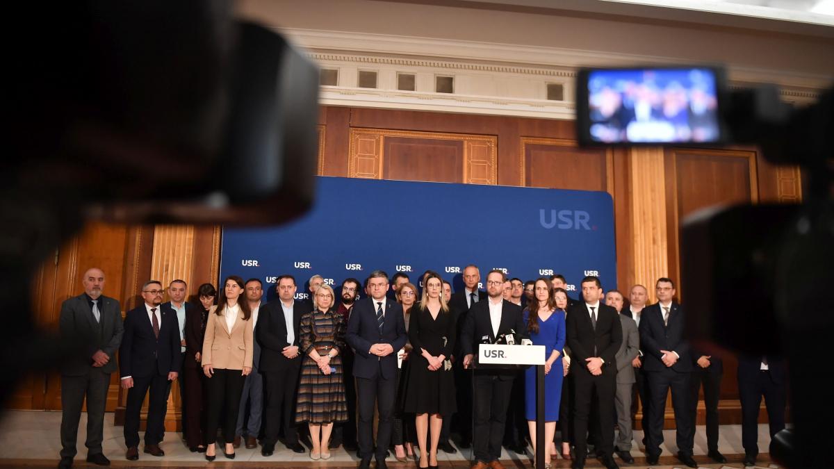 O angajată a USR a fost pusă sub acuzare pentru delapidare: Ar fi transferat 400.000 lei din... 2 O angajata a USR a fost pusa sub acuzare pentru delapidare Ar fi transferat 400000 lei din1781622750
