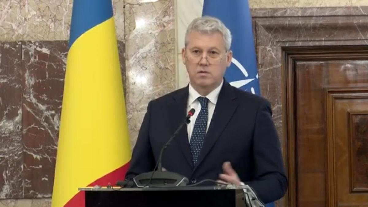Predoiu la premierea unor cadre MAI Daca unii politicieni ar avea macar jumatate din generozitatea unui1782490578