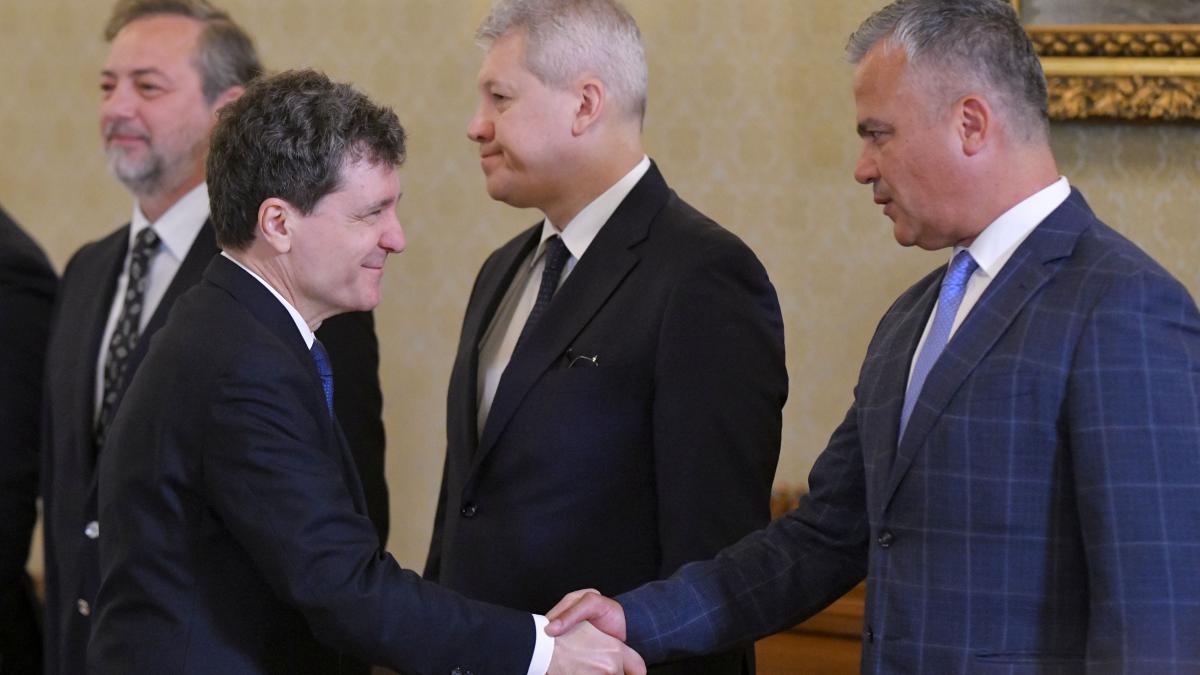 Premierul desemnat Adrian Veștea anunță sursele de voturi pentru aprobat Guvernul în Parlament 2 Premierul desemnat Adrian Vestea anunta sursele de voturi pentru aprobat Guvernul in Parlament1781677640