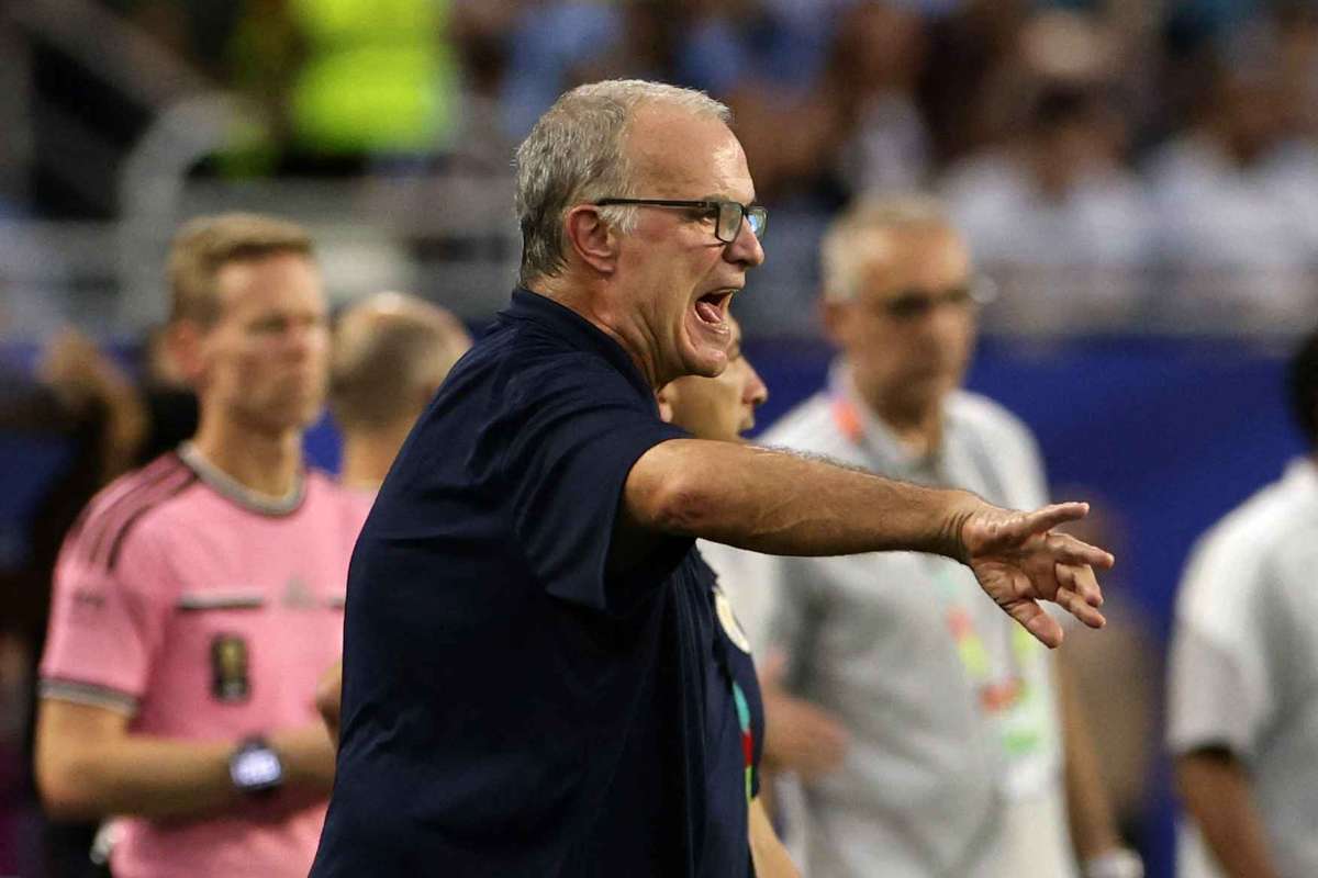 Selezionerul Uruguayului, Bielsa, explică incidentul stânjenitor de la ședința foto FIFA. 2 Selezionerul Uruguayului Bielsa explica incidentul stanjenitor de la sedinta foto FIFA1781628143