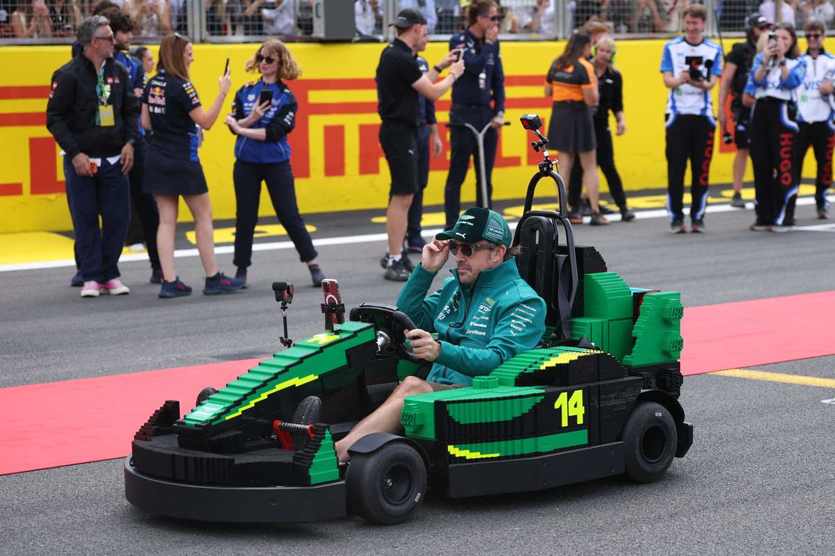 Alonso câștigă din nou o cursă de Formula 1, dar cu monoposturi LEGO 2 Alonso castiga din nou o cursa de Formula 1 dar cu monoposturi LEGO1783259180