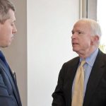 Catalin Predoiu publica o fotografie cu John McCain Se apropie mari schimbari Timpul in care Romania avea influenta1783163807