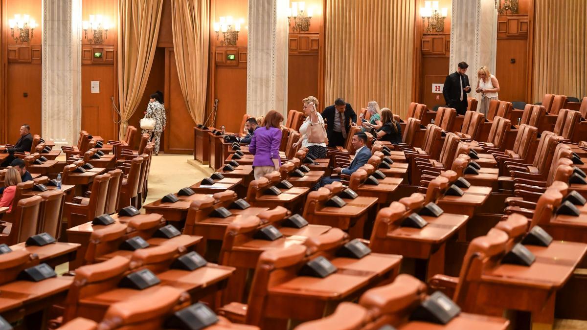 Demnitarii nu mai sunt obligați să declare banii cash în declarațiile de avere. Un amendament a fost votat... 2 Demnitarii nu mai sunt obligati sa declare banii cash in declaratiile de avere un amendament a fost votat1785419113
