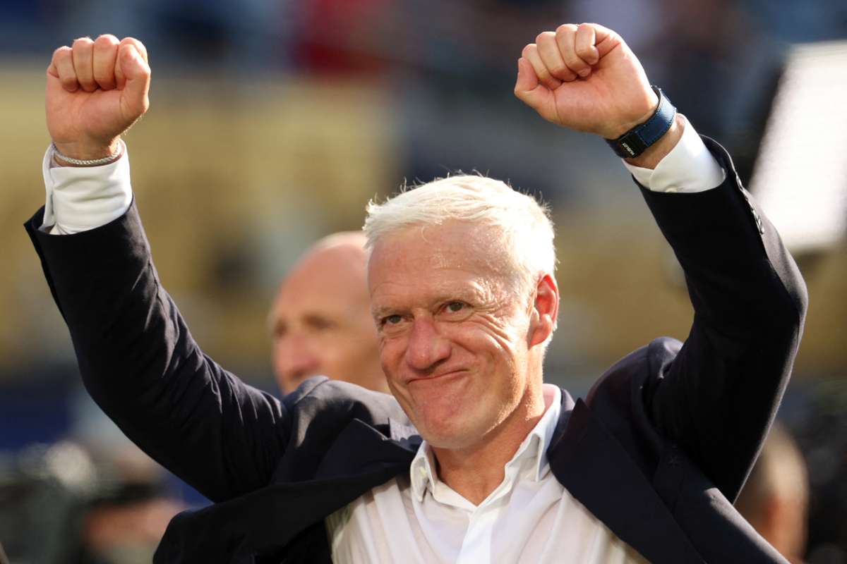 Didier Deschamps îl felicită pe Kylian Mbappe pentru al optulea gol marcat la Cupa Mondială 2 Didier Deschamps il felicitape Kylian Mbappe pentru al optulea gol marcat la Cupa Mondiala1783661484