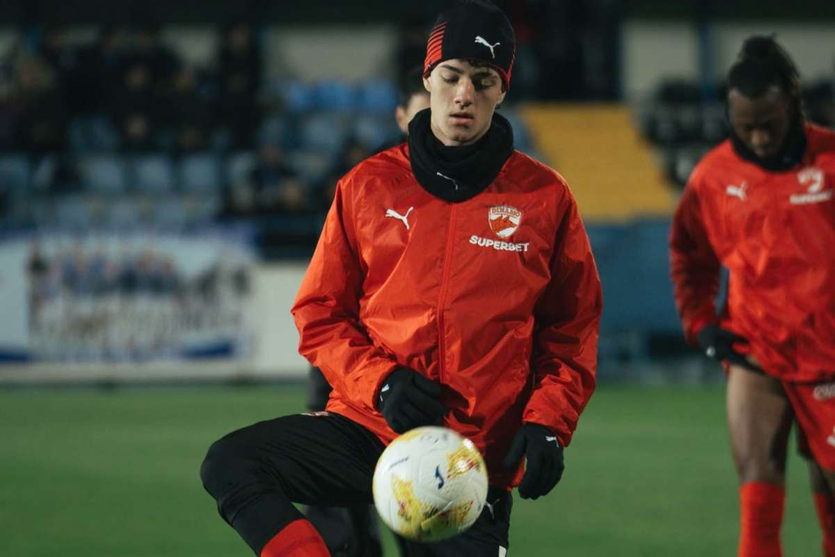 Două plecări confirmate de Dinamo. A jucat doar șase minute și i-a fost reziliat contractul. 4 Doua plecari confirmate de Dinamo A jucat doar sase minute si i a fost reziliat contractul1783959375