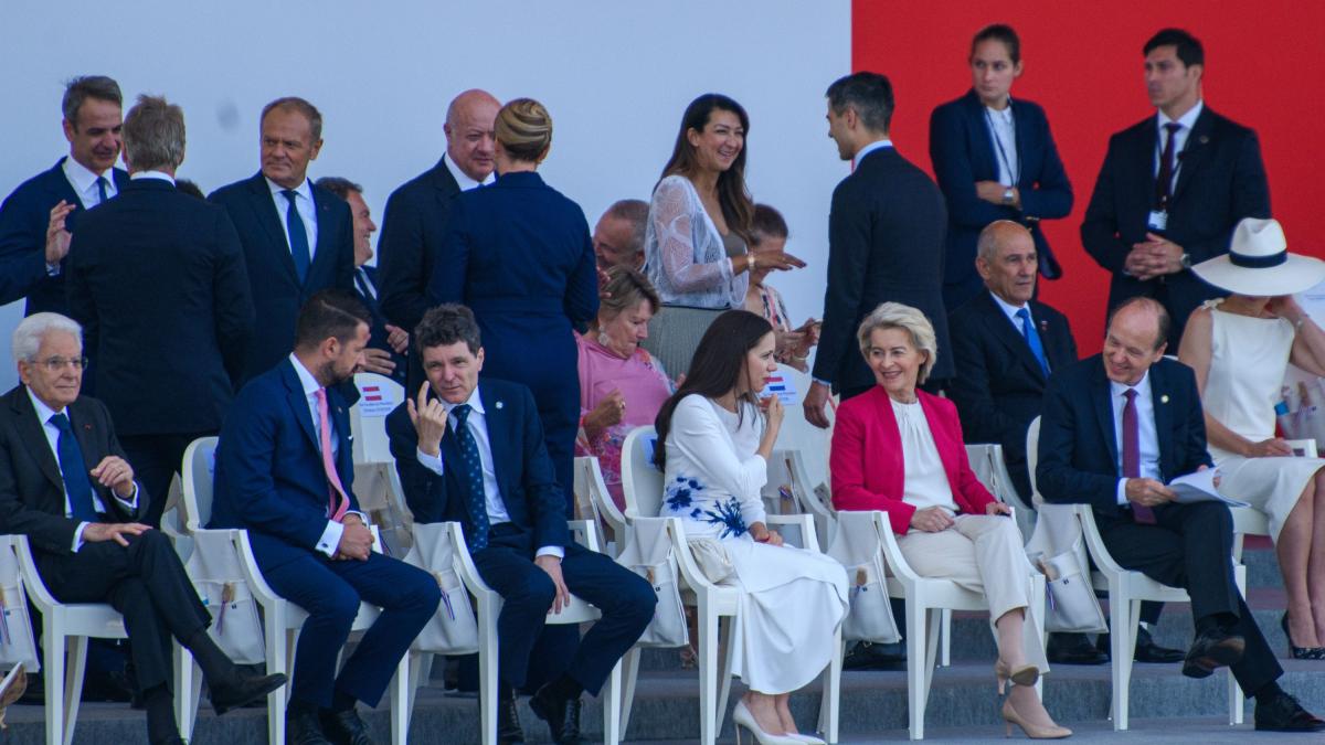 Imagini cu Nicusor Dan si Mirabela Gradinaru din tribuna oficiala a paradei de la Paris Prim1784053897