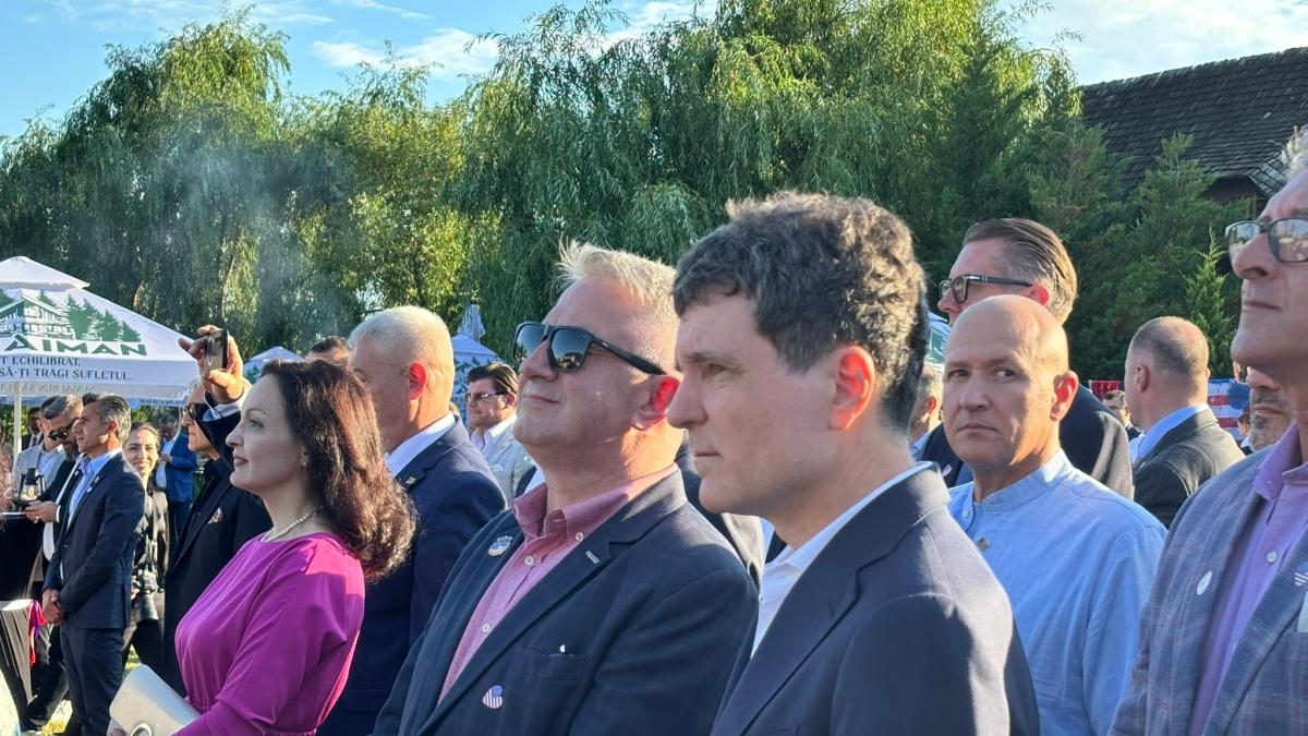 Imagini cu președintele Nicușor Dan la un eveniment dedicat Zilei Independenței Statelor Unite, la... 2 Imagini cu presedintele Nicusor Dan la un eveniment dedicat Zilei Independenzei Statelor Unite la1783255576