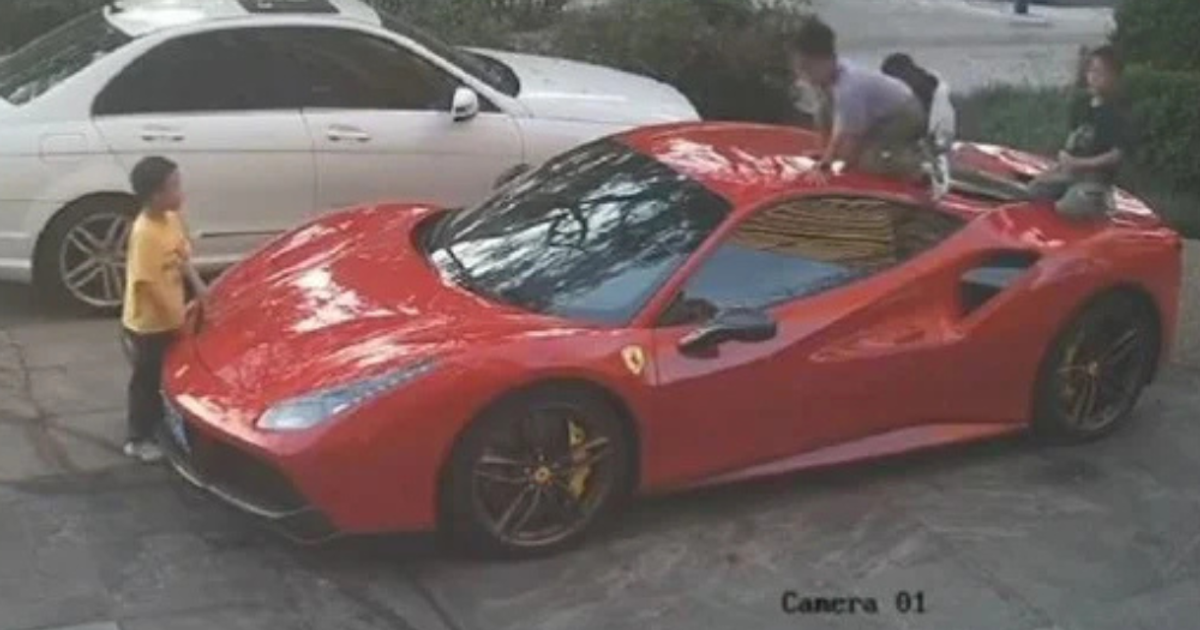 Momentul in care patru copii vandalizeaza un Ferrari de aproximativ 700000 de dolari Ce au inregistrat camerele de supraveghere1783074713