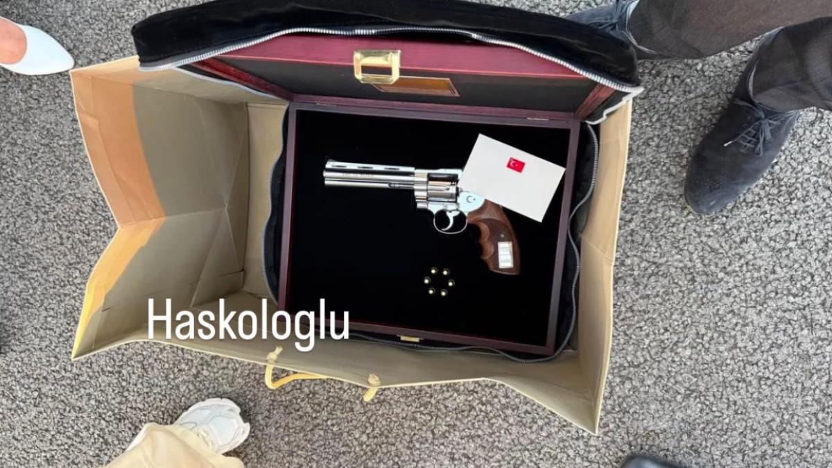 Nicusor Dan a primit un pistol Gumusay si gloante de la Erdogan Ce a facut Presedintele cu arma1783595776