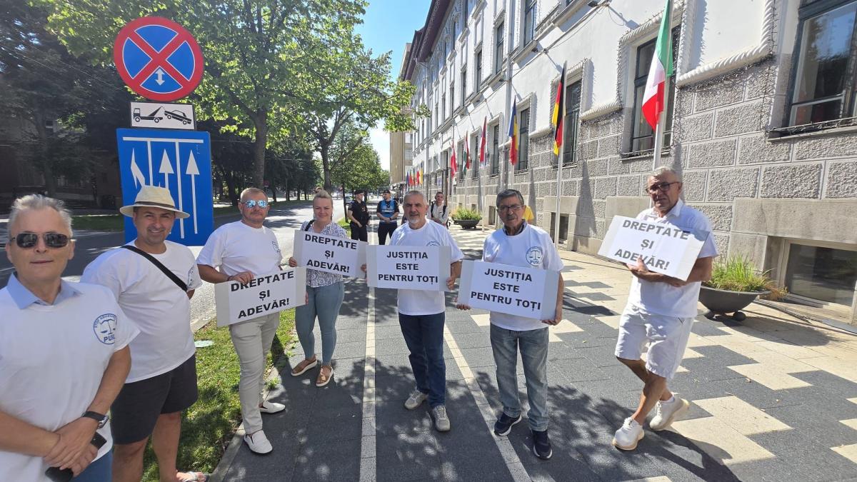 PUSL contestă la Primăria Timișoara cerându-i lui Dominic Fritz să respecte legea. 2 PUSL contesta la Primaria Timisoara cerandu i lui Dominic Fritz sa respecte legea1783100771