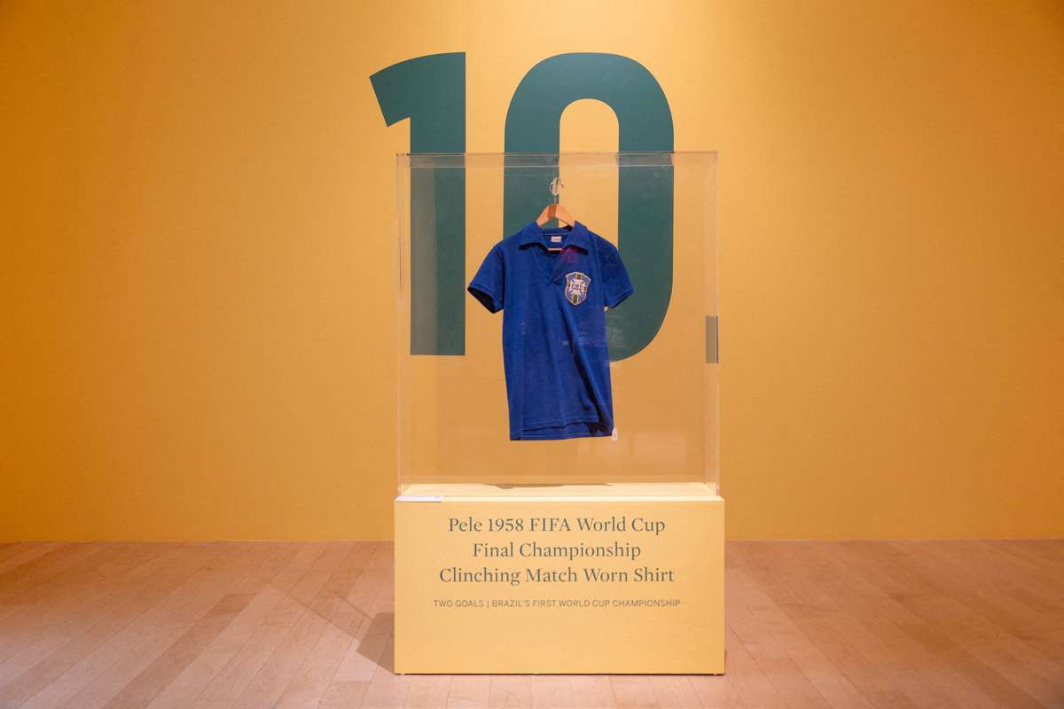 Tricoul legendului Pelé din finala Cupei Mondiale din 1958 a fost vândut pentru 4,9 milioane de dolari. 4 tricoul legendului pele din finala cupei mondiale din 1958 a fost vandut pentru 49 milioane de dolari1784259985
