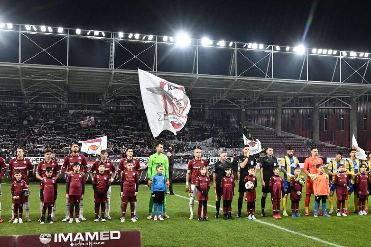 Accidentare serioasă la Petrolul - Rapid! Jucătorul a ieșit de pe stadion cu ajutorul cârjelor. 3 Accidentare serioasa la Petrolul Rapid Jucatorul a iesit de pe stadion cu ajutorul carjelor1787392763
