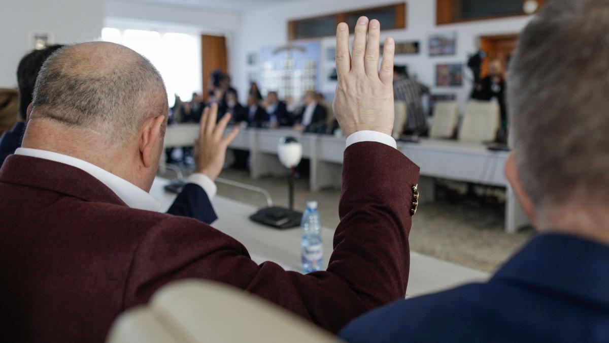 Continu a haosul in privinta mandatelor consilierilor locali desi ministrul Cseke a anuntat ca nu sunt incompatibili in Parlament se modifica legea1787749218