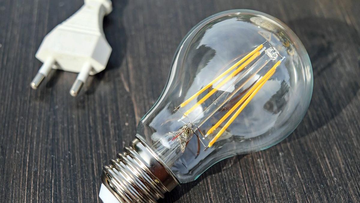 Cum face Bolojan economie la electricitate. Spune că nu aprinde becul și aerul condiționat: „Ajung târziu,... 4 Cum face Bolojan economie la electricitate Spune ca nu aprinde becul si aerul condiionat Ajung trziu1785775471