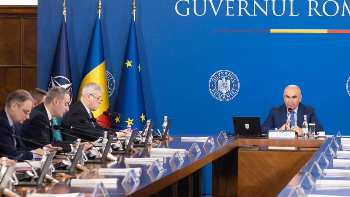 Datoria publică a trecut de 60% din PIB. Guvernul anunță înghețarea salariilor și a ajutoarelor sociale. 2 Datoria publica a trecut de 60 din PIB Guvernul anunta inghetarea salariilor si a ajutoarelor sociale1787153371