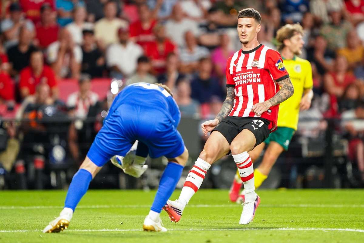 Dennis Man a început noul sezon pe banca de rezervă! PSV a pierdut victoria în ultimele minute. 2 Dennis Man a inceput noul sezon pe banca de rezerva PSV a pierdut victoria in ultimele minute1786220968