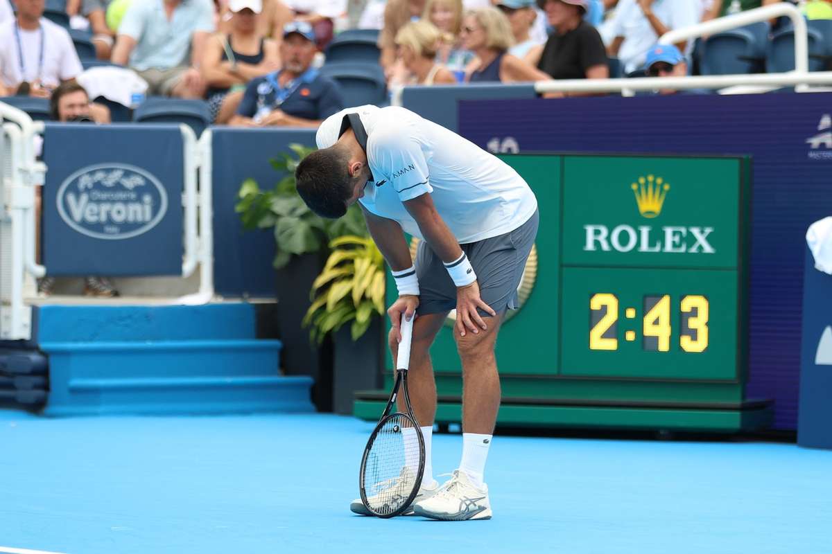 Djokovic, în genunchi din cauza caniculei! Declarațiile sârcului după eliminarea de la Cincinnati. 2 Djokovic in genunchi din cauza caniculei Declaratiile sarcului dupa eliminarea de la Cincinnati1786856370