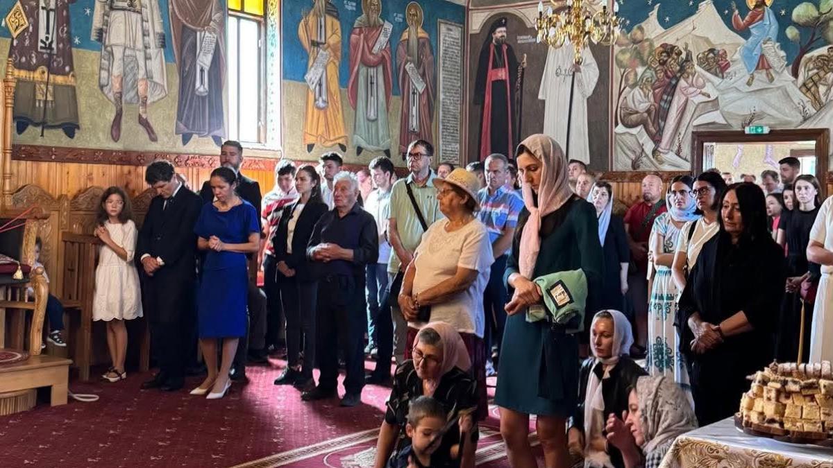 Nicustor Dan a vizitat Manastirea Dejani cu ocazia Sfintei Maria insotit de Mirabela Grdinaru si copiii lor1786809569