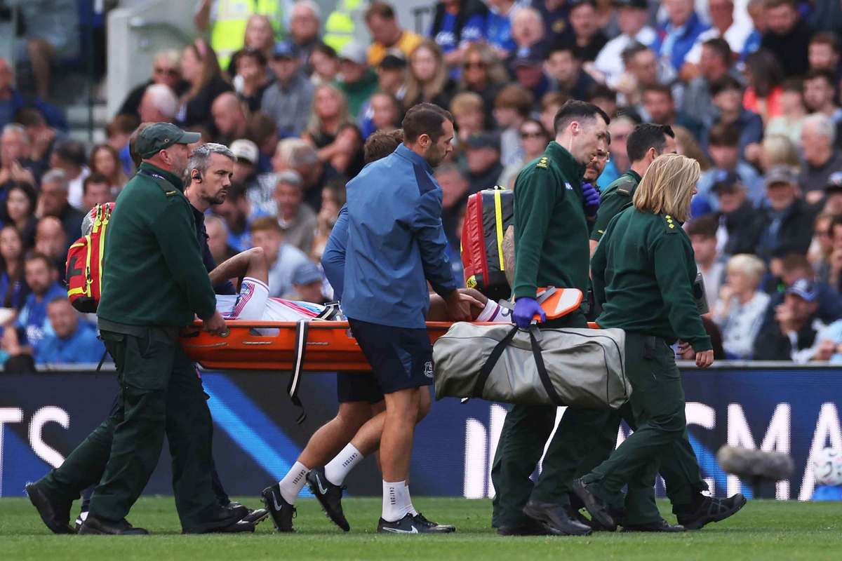 O nouă dramă după dificultățile care i-au afectat cariera! A părăsit terenul din Premier League pe targă. 2 O noua drama dupa dificultatile care i au afectat cariera A parasit terenul din Premier League pe targa1787416163