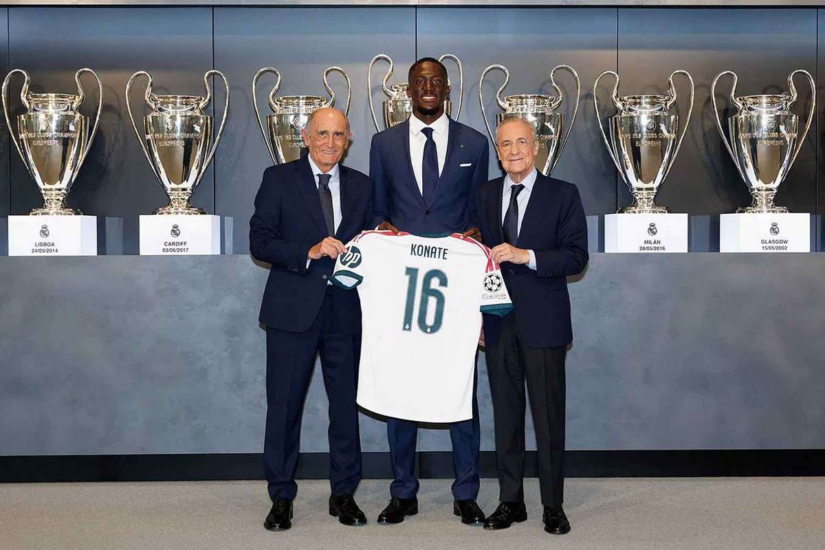 Real Madrid continua sa prezinte noile transferuri Cadoul primit de Konate la semnarea contractului1787231690