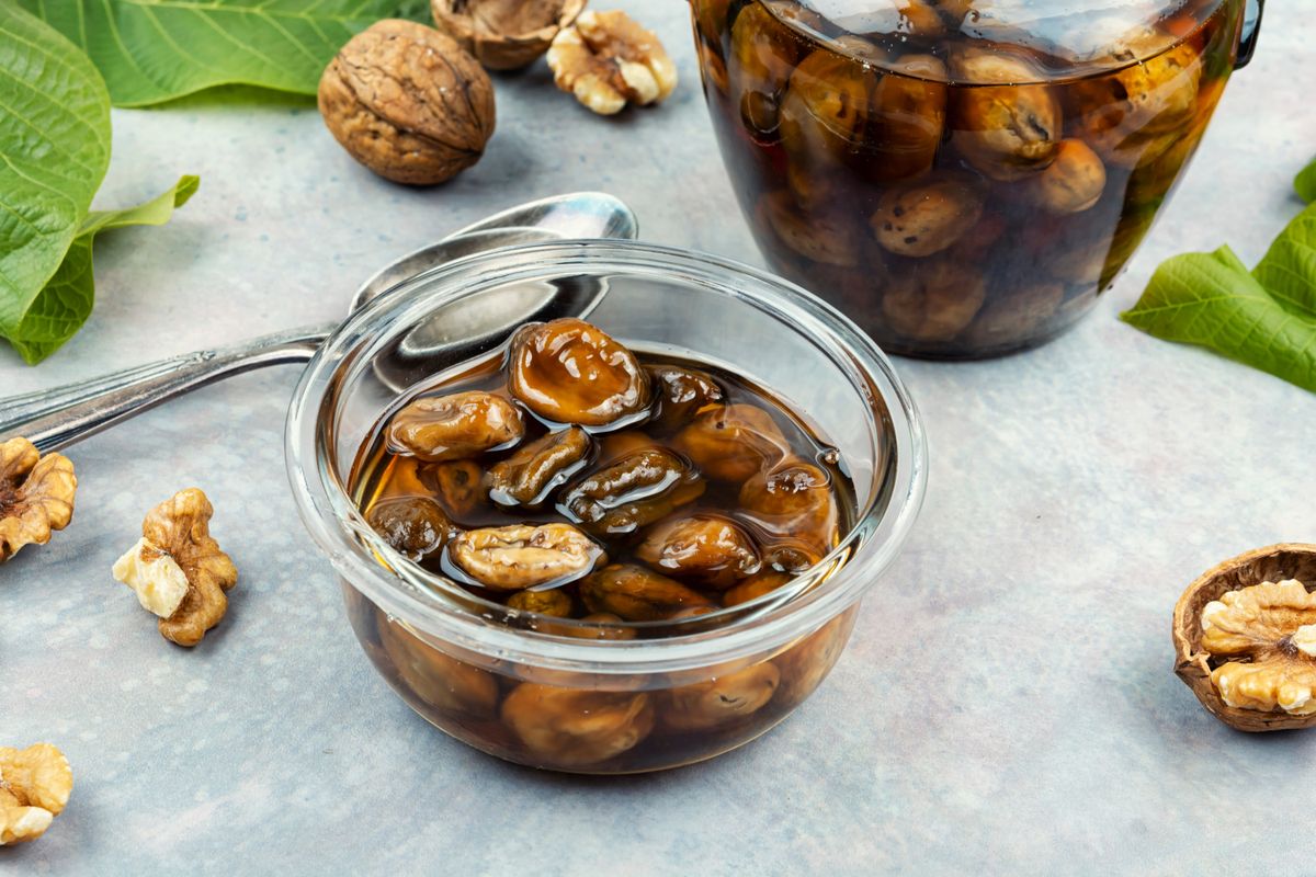 Rețetă de dulceață de nuci verzi, ca pe vremea bunicii. 5 sfaturi pentru un sirop auriu, limpede și aromat. 2 Reteta de dulceata de nuci verzi ca pe vremea bunicii 5 sfaturi pentru un sirop auriu limpede si aromat1787557487