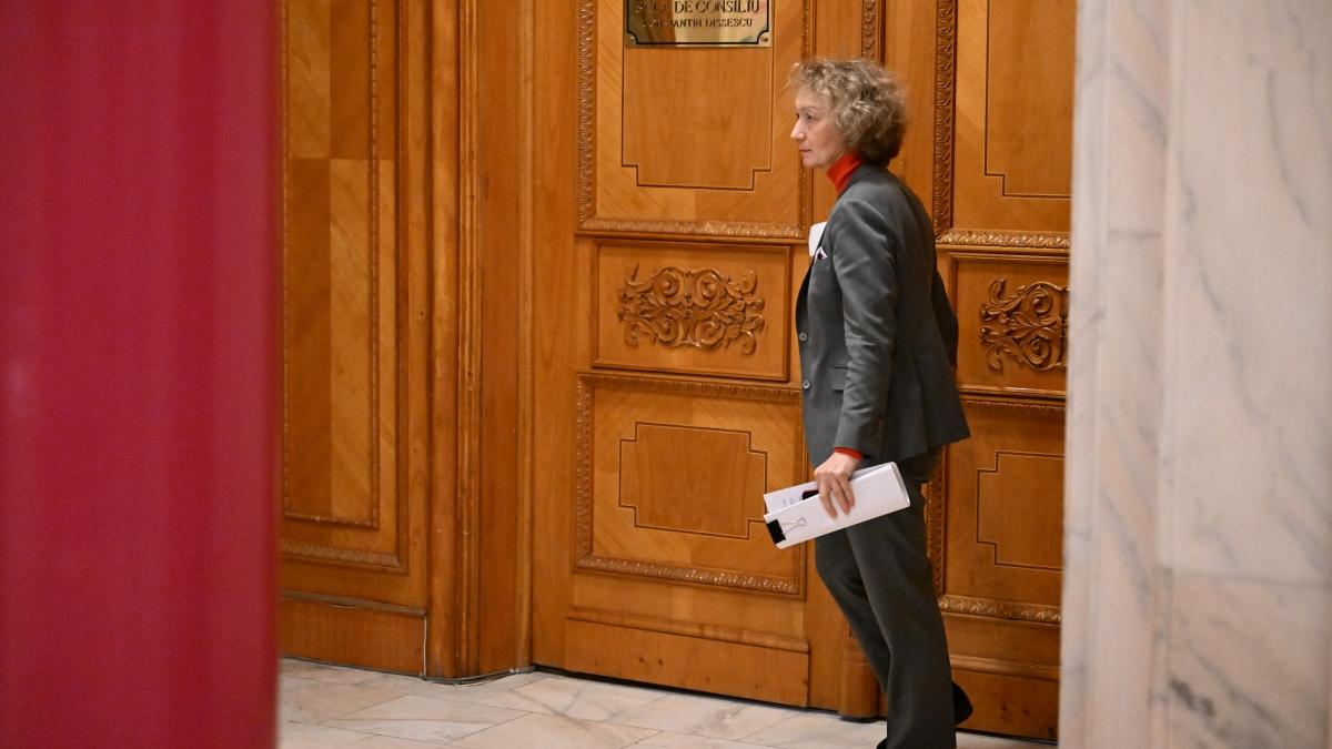 Senatul createază o comisie de anchetă privind întâlnirea dintre premierul interimar Bolojan și președinta CCR. 2 Senatul creeaza o comisie de ancheta privind intalnirea dintre premierul interimar Bolojan si presedinta CCR1787580886