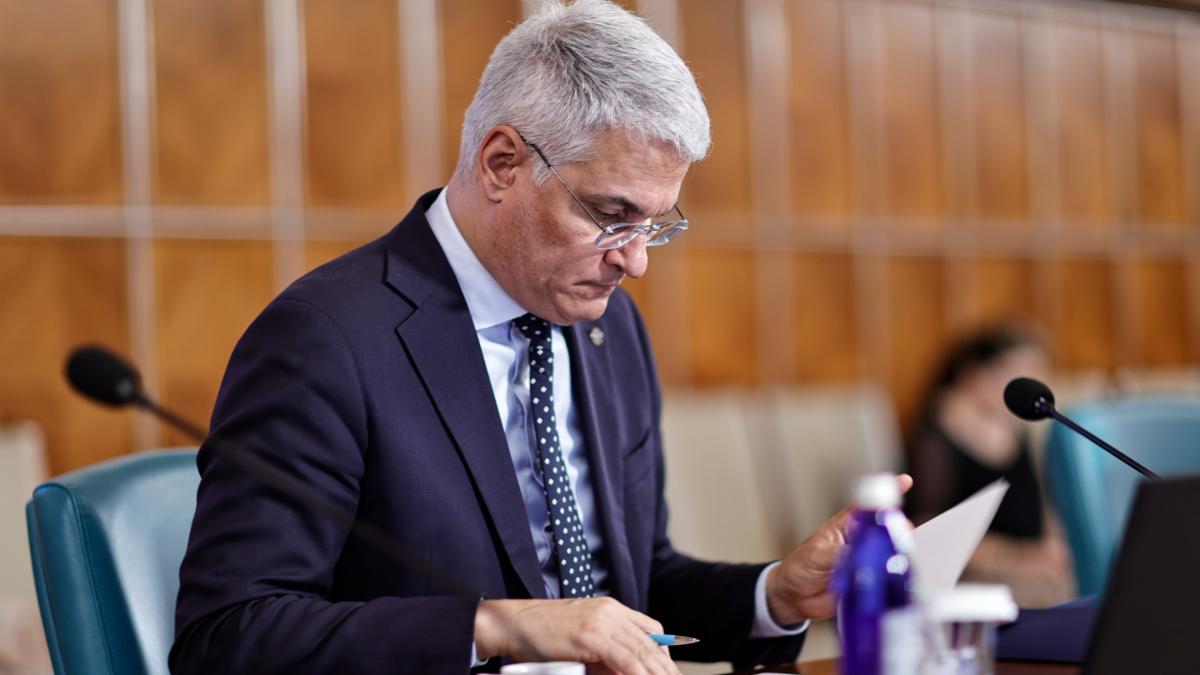 Surse: Dragoș Pîslaru a trimis o nouă variantă confidențială a legii salarizării la Bruxelles. Oficialii Comisiei Europene ar fi în dezacord cu aceasta. 2 Surse Dragos Pislaru a trimis o noua varianta confidentiala a legii salarizarii la Bruxelles Oficialii Comisiei Europeane ar fi in dezacord cu acesta1787058879