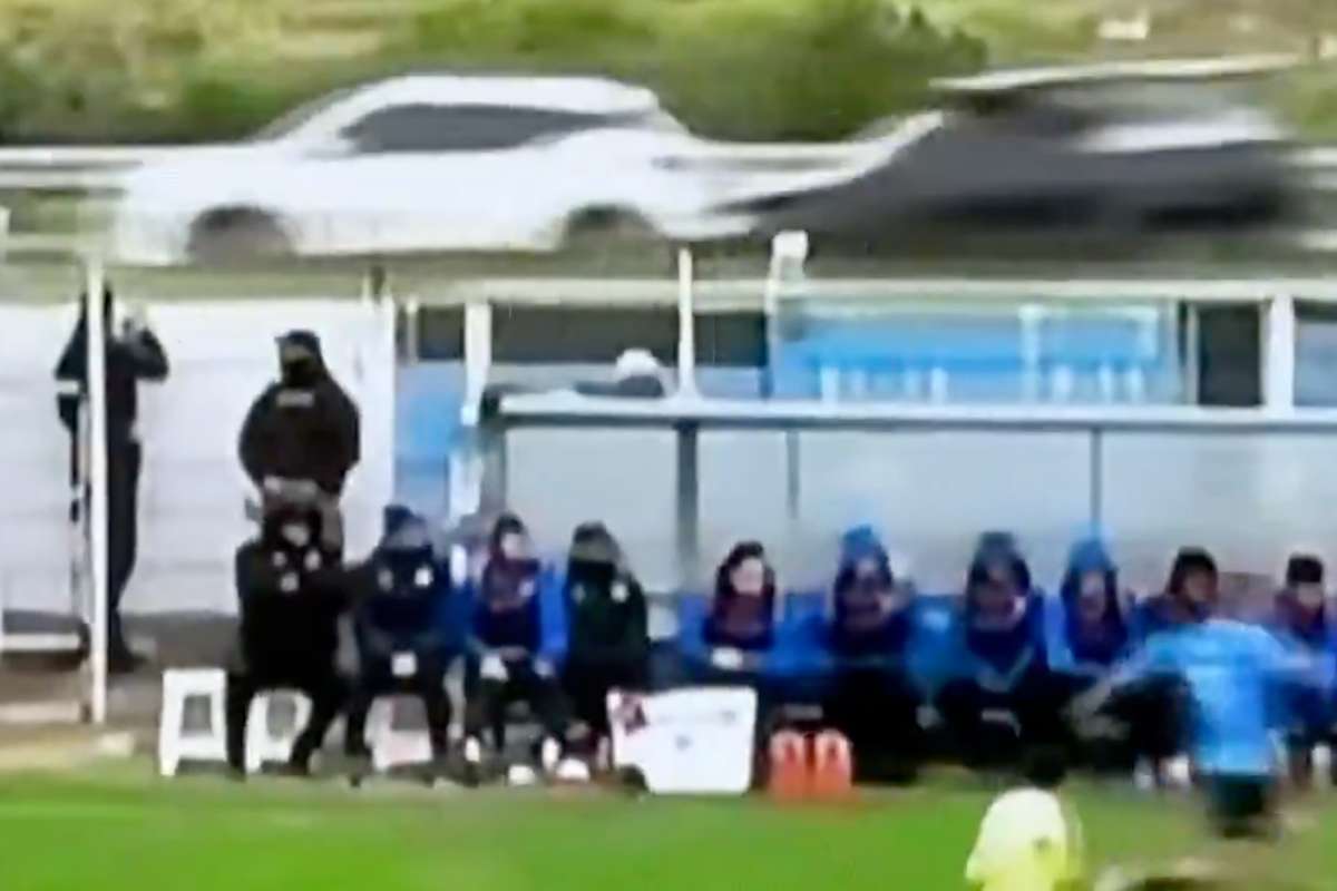 VIDEO Mingea trimisa in strada in timpul meciului de liga a doua a cauzat un accident rutier1786267762
