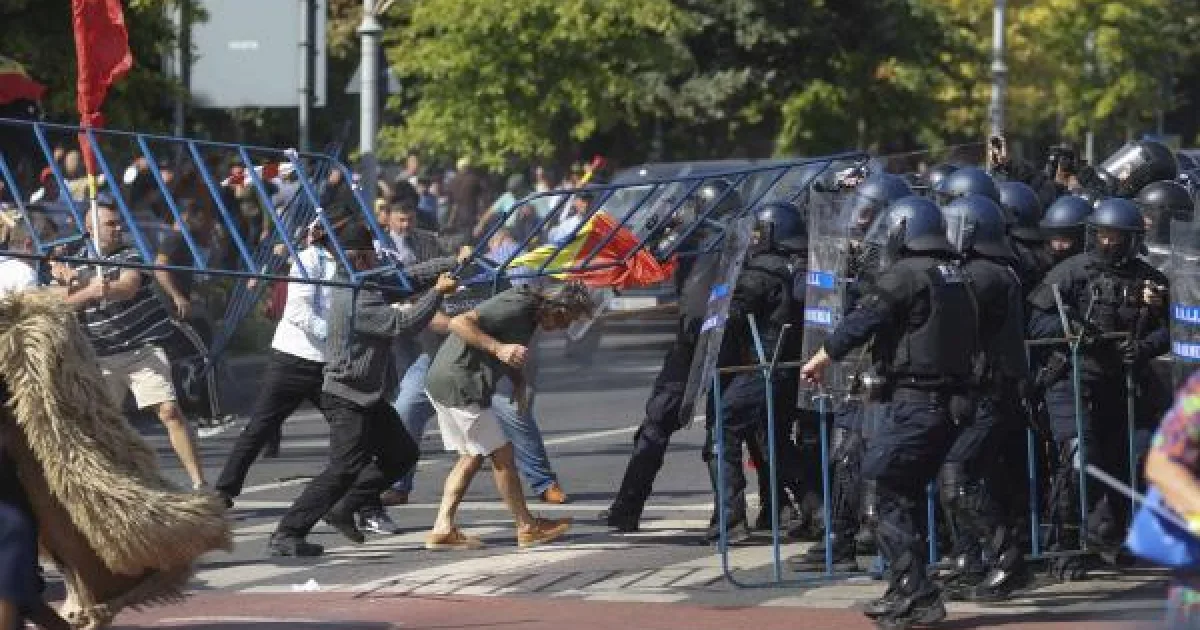 Bolojan, după violențele din Piața Victoriei: „Protestul a depășit cadrul pașnic” 2 Bolojan, după violențele din Piața Victoriei: „Protestul a depășit cadrul pașnic”