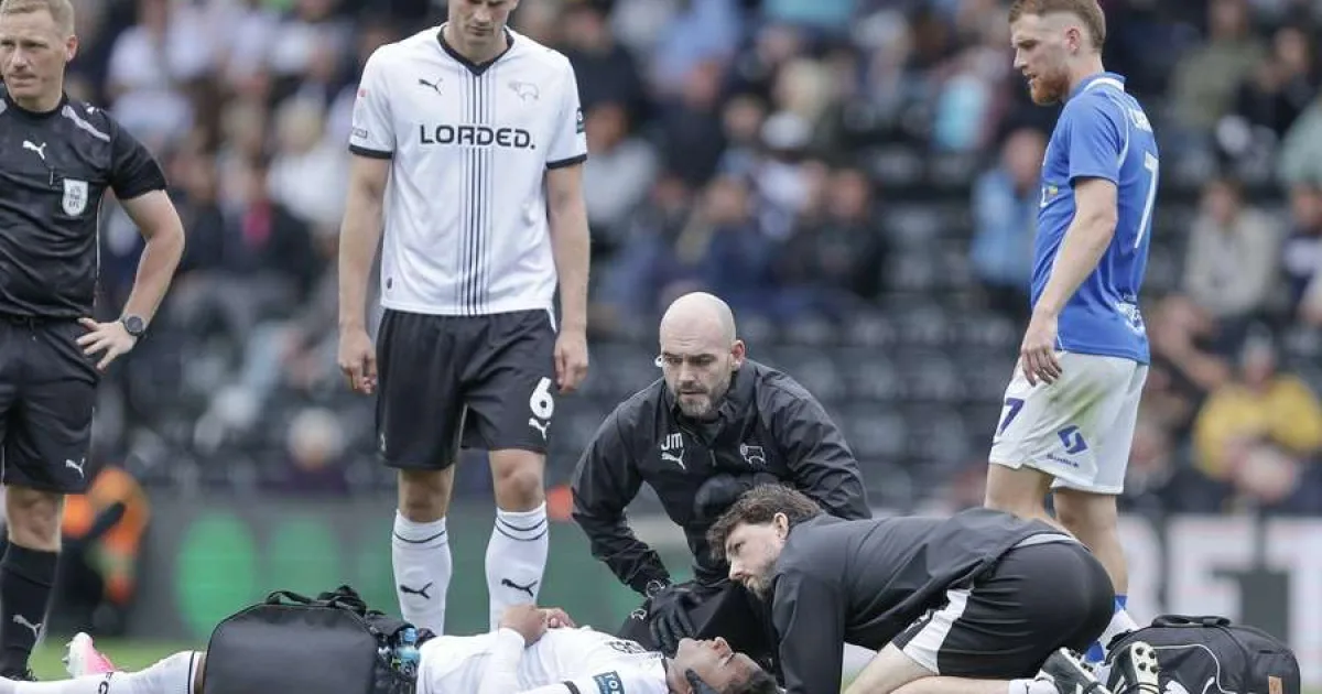 Panică în Derby - Birmingham: Henrik Meister s-a prăbușit pe teren și a fost scos pe targă