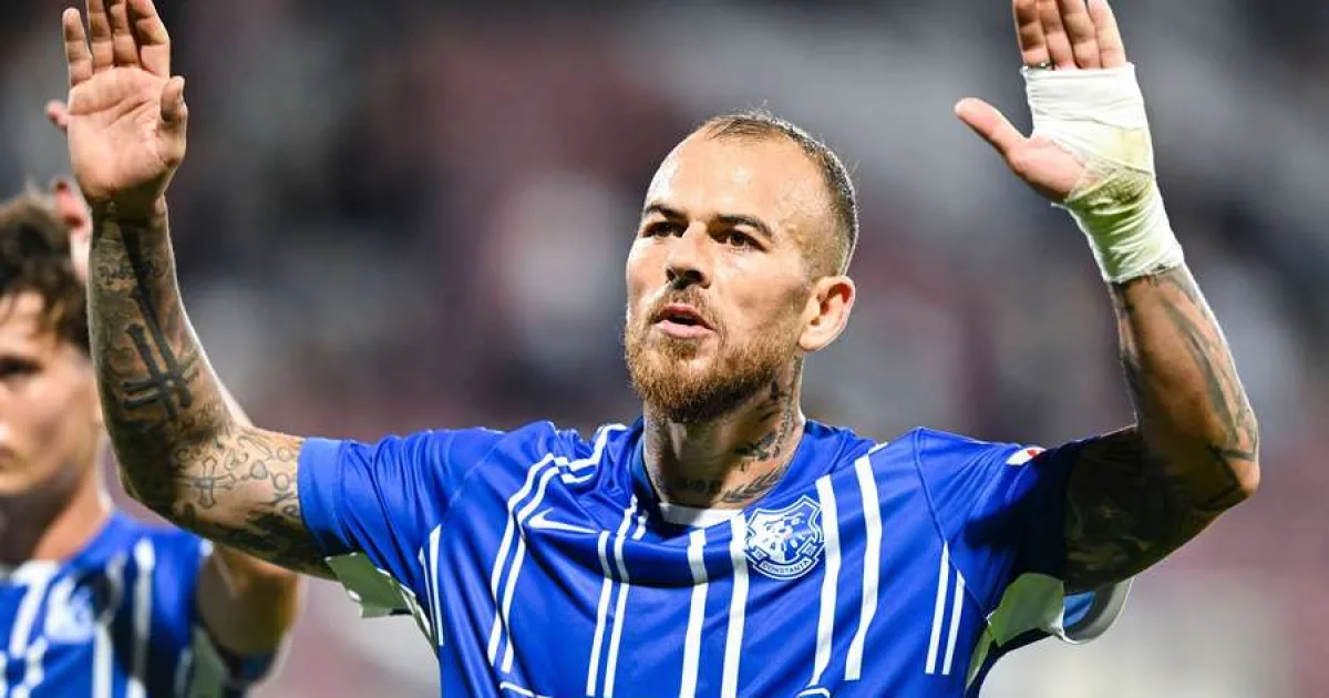Scandal la Dinamo - Farul: Alibec, eliminat după ce l-ar fi lovit pe Armstrong 2 Scandal la Dinamo - Farul: Alibec, eliminat după ce l-ar fi lovit pe Armstrong