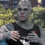 Cel mai tatuat profesor își predă lecțiile cu ochii și limba acoperite de cerneală