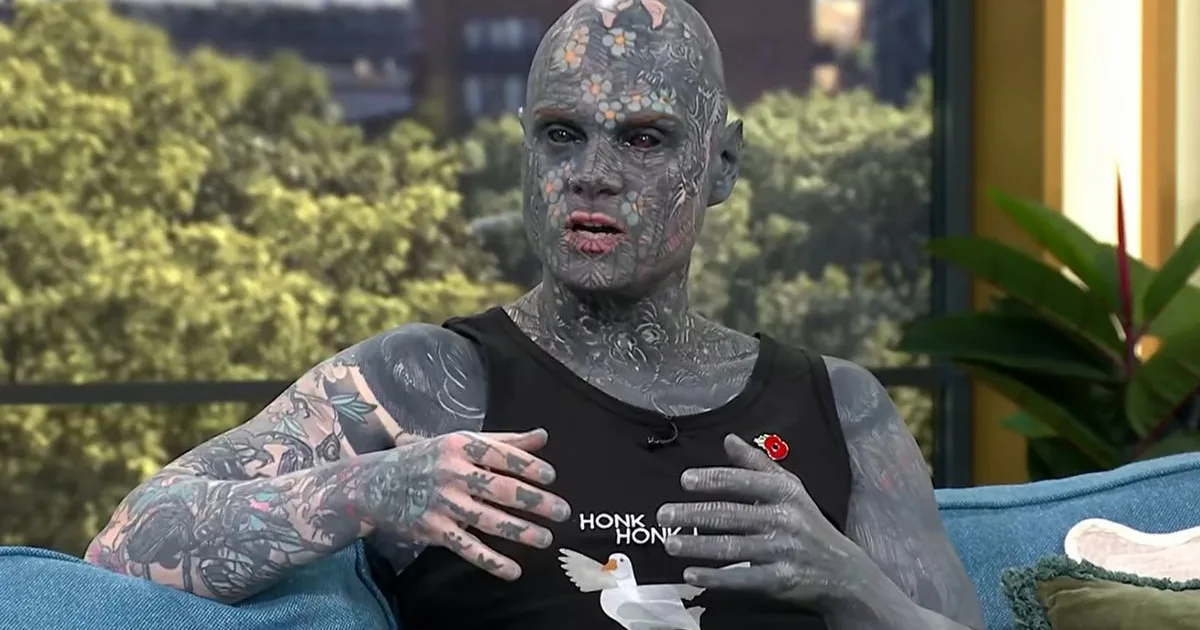 Cel mai tatuat profesor își predă lecțiile cu ochii și limba acoperite de cerneală