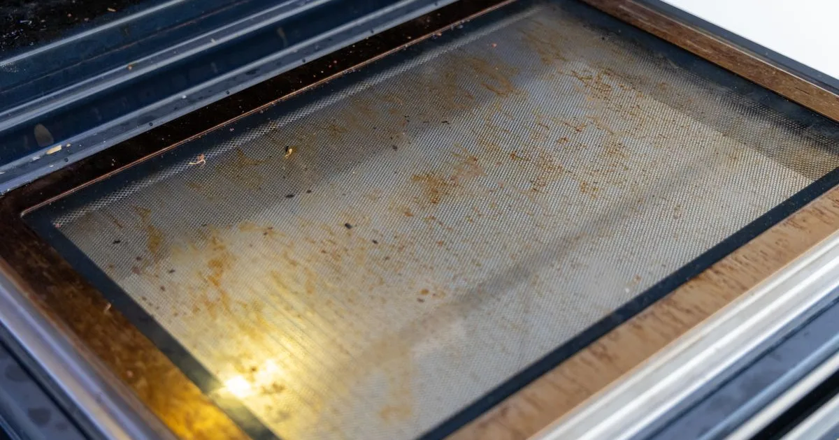 Cum cureți geamul cuptorului de grăsimea arsă. Trucul simplu pentru pete fără frecare 3 Cum cureți geamul cuptorului de grăsimea arsă. Trucul simplu pentru pete fără frecare
