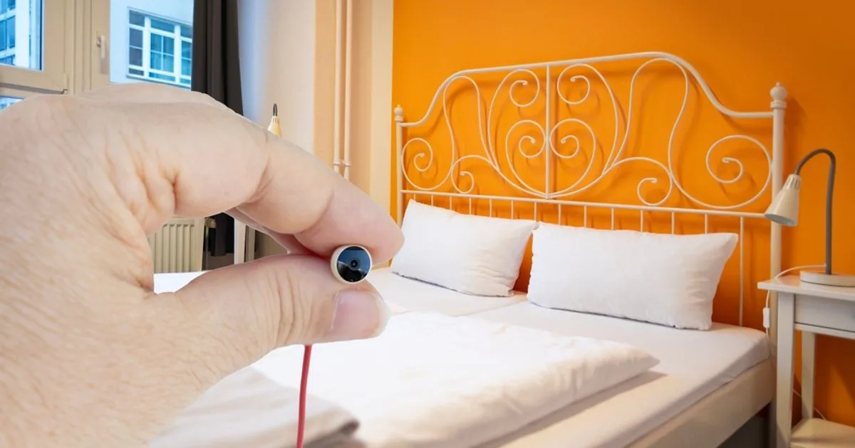 Cum să detectezi camerele ascunse într-o cameră de hotel cu ajutorul telefonului mobil