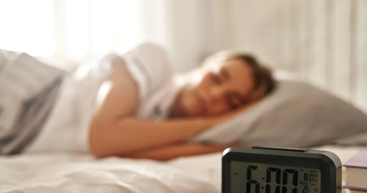 De ce ne trezim uneori cu câteva minute înainte de alarmă. Explicația puțin cunoscută