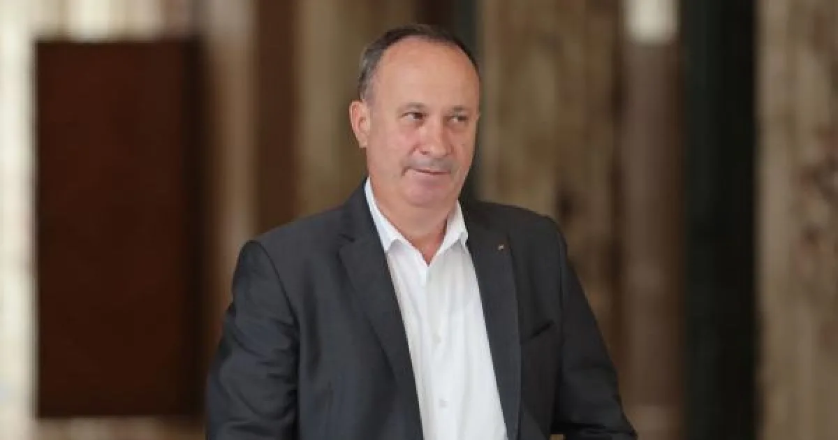 „Democrația a murit! Trăiască regina” - Șoșoacă a uimit cu ținuta de la Cotroceni 2 „Democrația a murit! Trăiască regina” - Șoșoacă a uimit cu ținuta de la Cotroceni