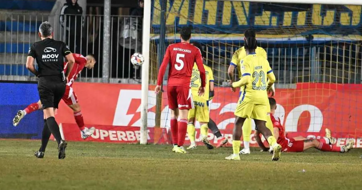 FC Botoșani - Petrolul, live. Meciul „scărițelor” din Moldova și o fază controversată 2 FC Botoșani - Petrolul, live. Meciul „scărițelor” din Moldova și o fază controversată