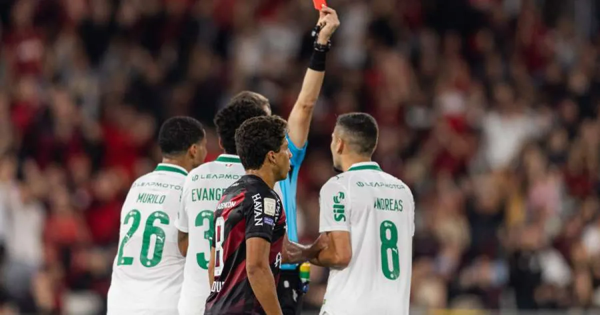 Fotbalist de la Palmeiras, eliminat după ce a jucat cu două mingi în aceeași fază 2 Fotbalist de la Palmeiras, eliminat după ce a jucat cu două mingi în aceeași fază