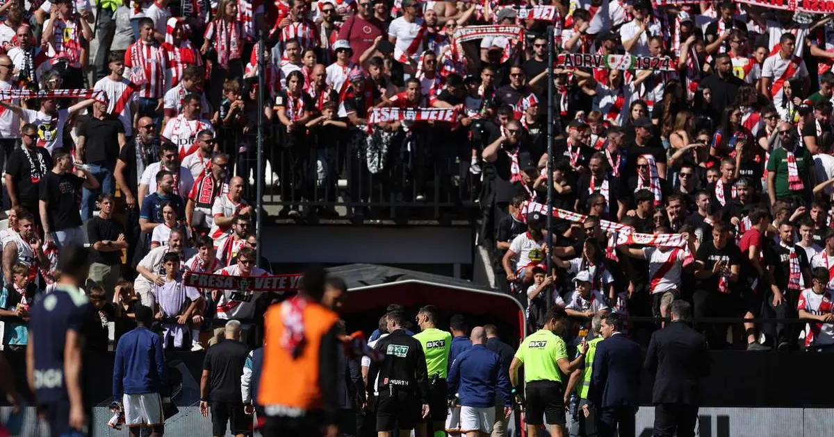 Meci întrerupt la Rayo - Athletic după obiecte aruncate pe teren