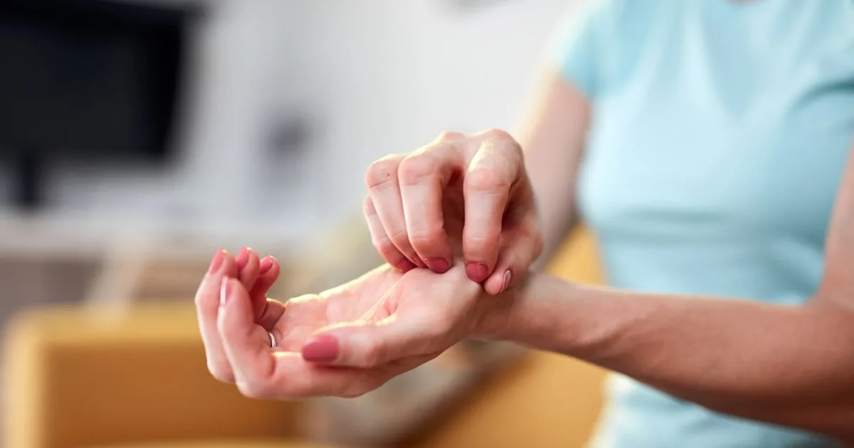 Palmă dreaptă sau stângă care te mănâncă: semnificații și superstiții populare