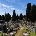 Un bărbat a murit la înmormântarea unui prieten, după ce placa unui mormânt s-a prăbușit